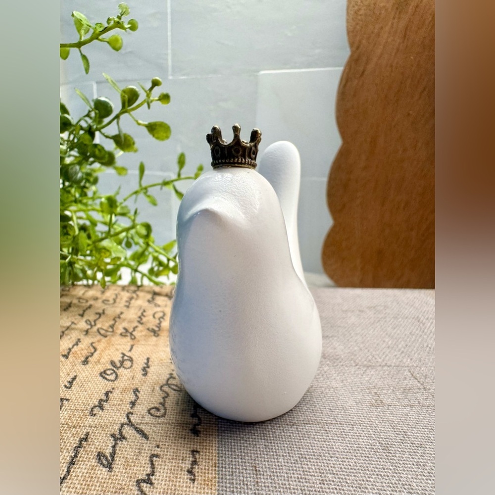 New Small White Resin Bird w/ Antiqued Gold Tone Crown Decor Figurine - 3” - Picture 4 of 8